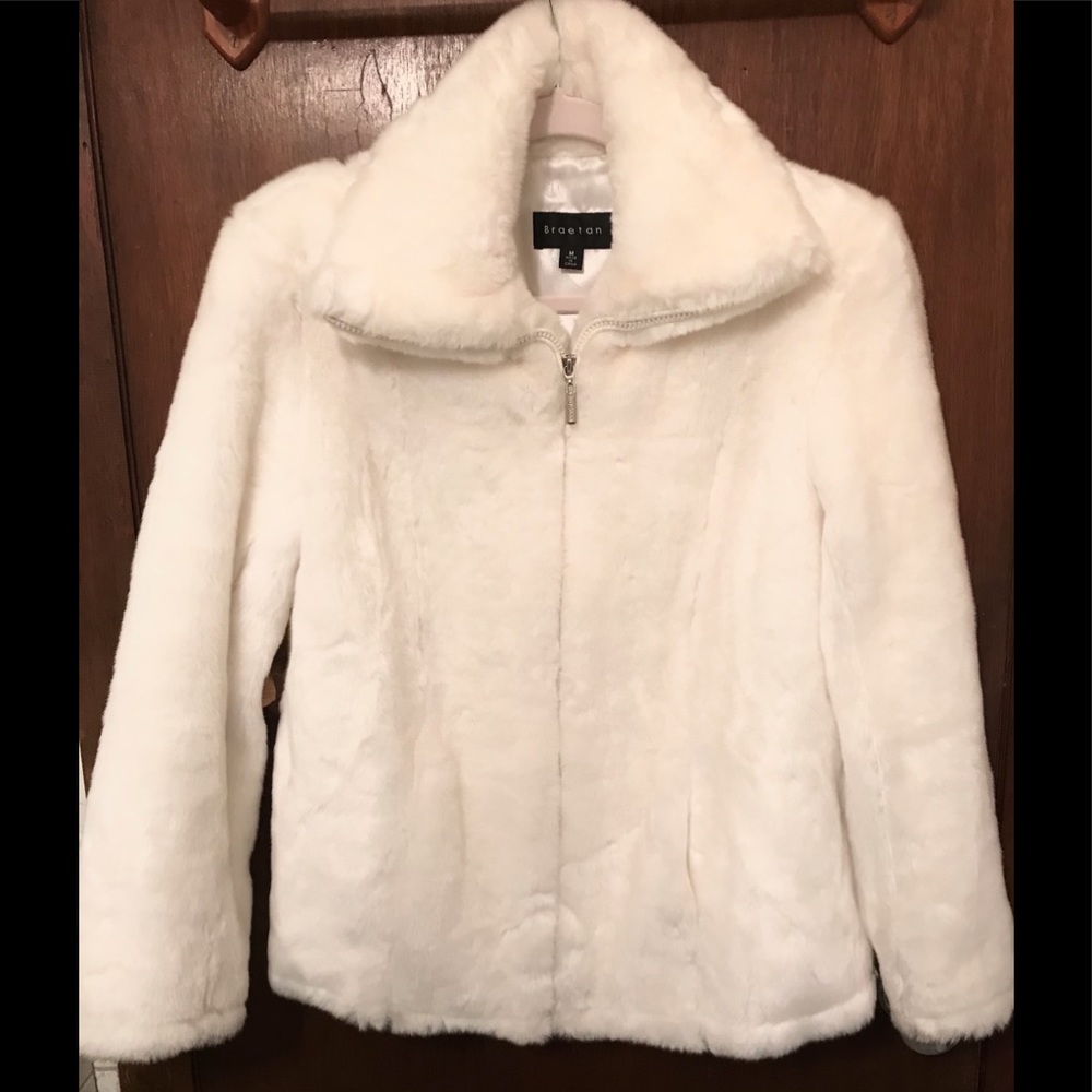 🎉Host Pick🎉 Braetan White faux fur jacket w/zipper & pockets.
